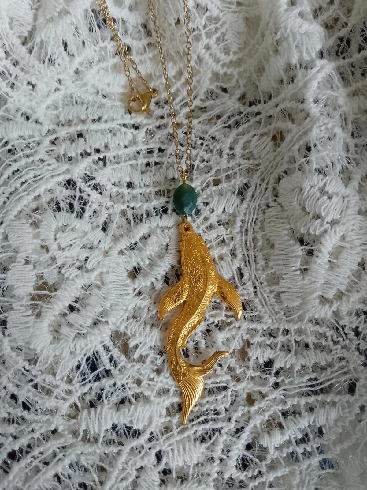 Collar de pescado dorado con grabados y piedra verde de ágata india – photo 3